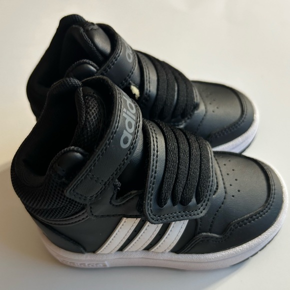 ADIDAS UNISEX TODDLER HOOPS MID 3.9 BLACK AND WHITE SNEAKERS SIZE 6K - Picture 1 of 6
